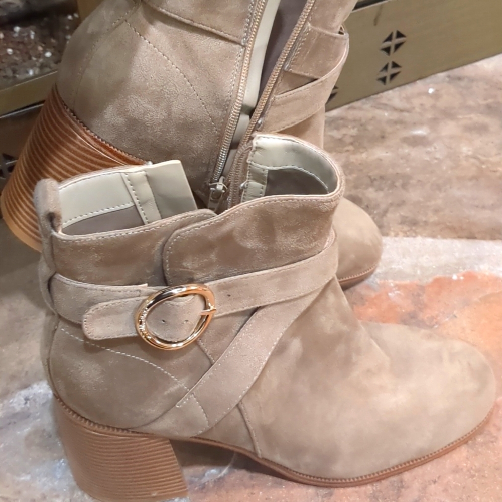 Ankle boots thick heel and straps with gold accents and zipper (Nine West)